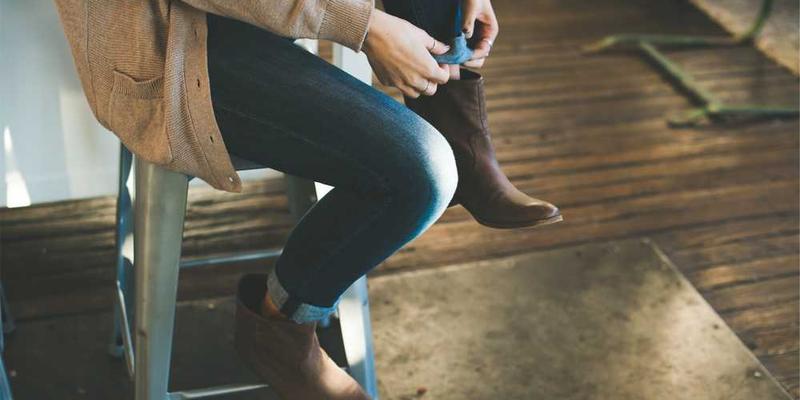 说明：一位徒弟向师傅呈上精心挑选的工具，师傅逐一接过，并对徒弟进行点拨和教诲。