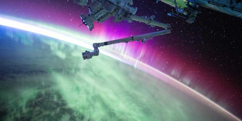 说明：一位女性穿着晒干的棉质衣物，站在阳光下微笑。