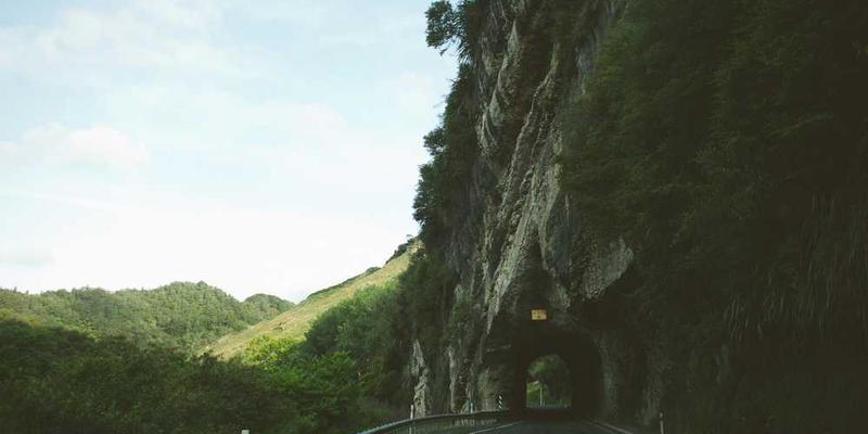 一位人在夜幕下，手握遥控器关闭家中电器，窗外的夜空星星点点，寓意着生活的诗意与宁静。