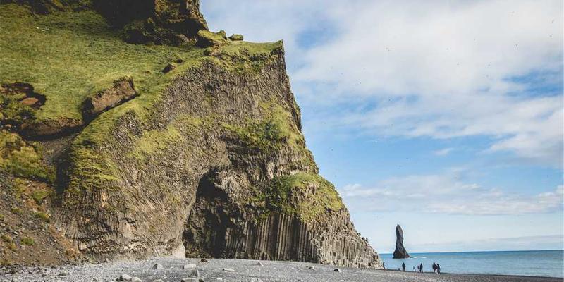 让AI根据我的购物记录,撰写一部关于“我”的微型讽刺小说