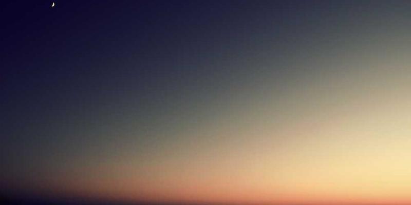 一座古老的石桥，河水中倒映着蓝天白云和石桥的影子，显得格外宁静。说明：石桥见证了家乡的历史变迁，也见证了人们的日常生活。