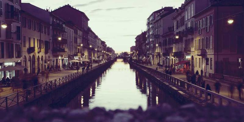 一幅展示大脑神经元连接和知识吸收过程的抽象艺术画，中央有一道闪电贯穿，象征着顿悟时刻的突然来临。