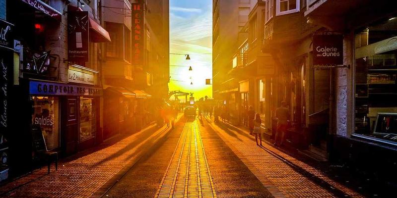 繁忙的印度班加罗尔菜市场,香料堆积如山,各种香料袋在阳光下闪闪发光