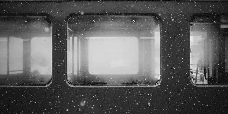 一对恋人站在街头，面面相觑，表情略显尴尬，背景是繁忙的城市街道，暗示着现代科技与人际关系的冲突