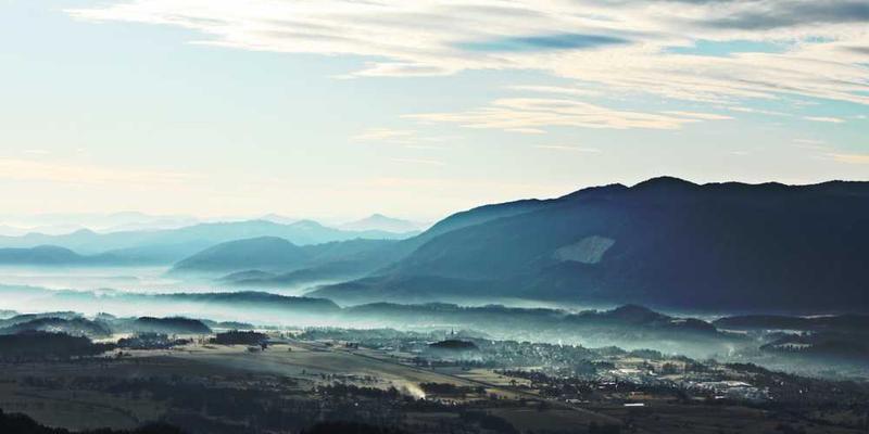 构建一套哲学体系，证明我们所在的宇宙是某个巨大生物的梦境