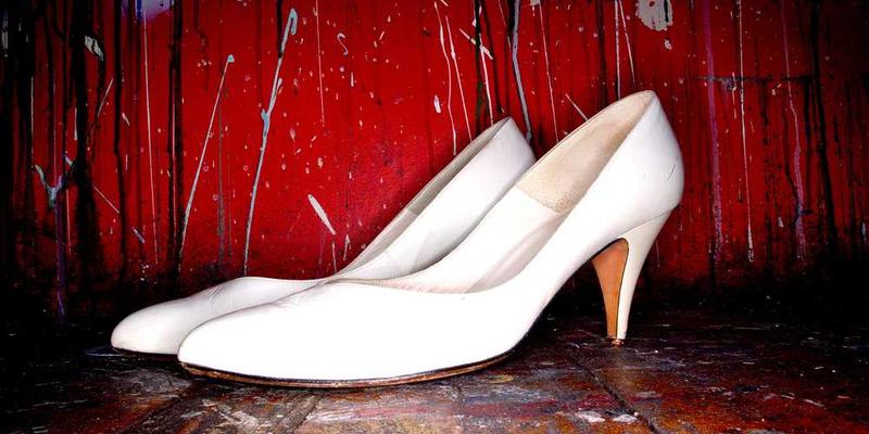 一家三口围坐在餐桌旁，共同享用美味的家庭晚餐，画面温馨融洽