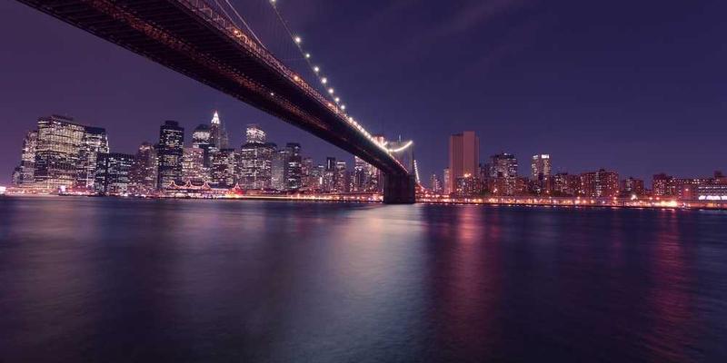 说明:一张展示各种旅行票据、树叶与声音收集品的照片,背景是一张世界地图,寓意着旅行的足迹遍布全球。