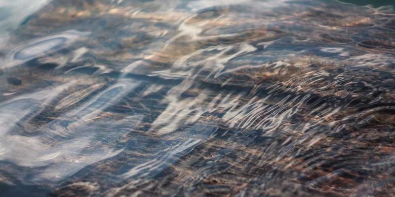 说明：一幅由数字代码和文字编织而成的艺术挂毯，色彩斑斓，纹理丰富，呈现出一种独特的视觉冲击力。