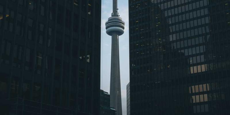 分析电影演职员表升起时，观众是仍在故事里，还是已被礼貌地请出