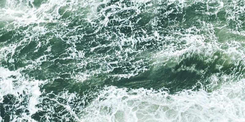 把青春期所有无处安放的愤怒，浇筑成一根沉默的图腾柱