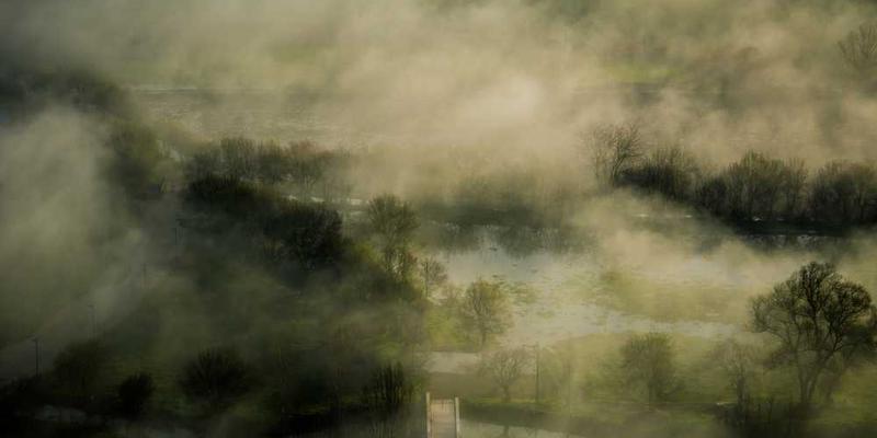 说明：一张描绘人们面对不同生活情境，展现出不同人格特质和价值观的插图，如一位老人在遵守传统礼仪，一位年轻人则展现出开放、创新的思维。